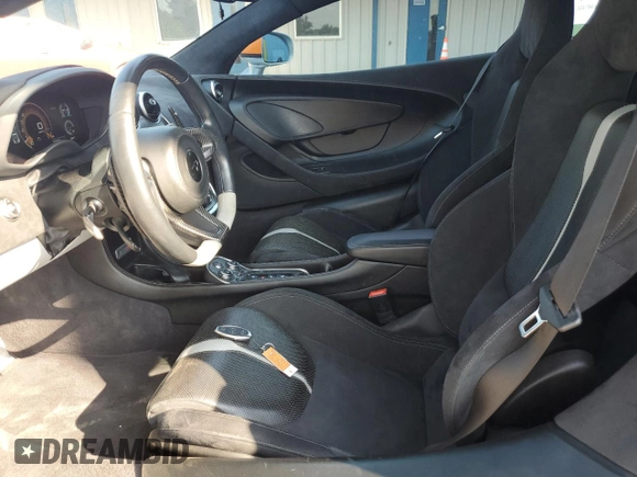 2017 McLaren 570S z VIN SBM13DAA6HW002345, wystawiony jako Copart lot #69572144 z przebiegiem 22 164 mil mil oraz Szkody całkowita. Historia ofert i sprzedaży dostępna na DreamBid. Obrazek 7.