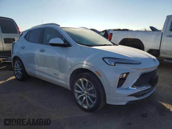 2024 Buick Encore GX Avenir z VIN KL4AMFSL8RB054564, wystawiony jako Copart lot #41666435 z przebiegiem 5 733 mil mil oraz Szkoda całkowita • Salvage title. Historia ofert i sprzedaży dostępna na DreamBid. Obrazek 4.