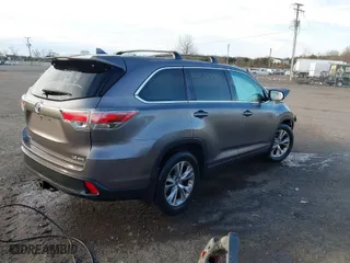 2016 Toyota Highlander LE with VIN 5TDBKRFH6GS356142, listed as a IAAI auction lot 41553963 with 114,647 mi miles. Bid and sale history available at carsss.com. Image 4.