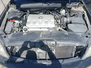 2002 Cadillac DeVille DTS z VIN 1G6KF579X2U134554, wystawiony jako IAAI lot #42244304 z przebiegiem 149 141 mil mil oraz . Historia ofert i sprzedaży dostępna na DreamBid. Obrazek 10.