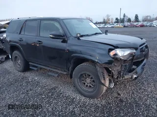 2018 Toyota 4Runner SR5 with VIN JTEBU5JR2J5601093, listed as a IAAI auction lot 40907310 with 101,842 mi miles. Bid and sale history available at carsss.com. Image 1.