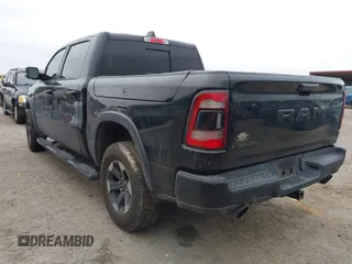 2019 Ram 1500 Rebel z VIN 1C6SRFLT1KN722064, wystawiony jako IAAI lot #41513201 z przebiegiem 113 559 mil mil oraz . Historia ofert i sprzedaży dostępna na DreamBid. Obrazek 3.