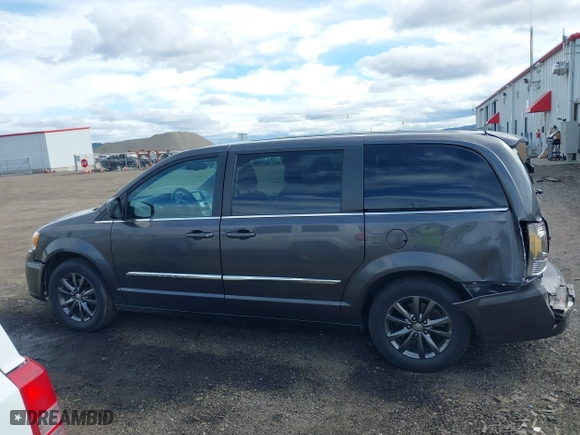 2015 Chrysler Town & Country S with VIN 2C4RC1HG4FR731468, listed as a IAAI auction lot 41902974 with 132,784 mi miles. Bid and sale history available at carsss.com. Image 14.