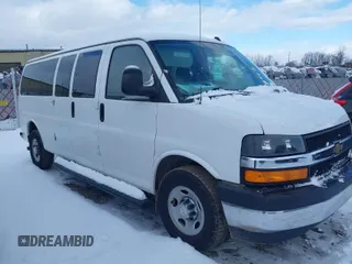 2017 Chevrolet Express Passenger LT z VIN 1GAZGPFG5H1279055, wystawiony jako IAAI lot #41577502 z przebiegiem 67 642 mil mil oraz . Historia ofert i sprzedaży dostępna na DreamBid. Obrazek 1.