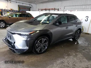 2023 Toyota bZ4X XLE z VIN JTMABACA4PA020538, wystawiony jako Copart lot #81643063 z przebiegiem 4 171 mil mil oraz . Historia ofert i sprzedaży dostępna na DreamBid. Obrazek 1.
