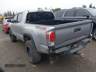 2020 Toyota Tacoma SR5 z VIN 3TMCZ5AN8LM323918, wystawiony jako IAAI lot #42279462 z przebiegiem 105 923 mil mil oraz . Historia ofert i sprzedaży dostępna na DreamBid. Obrazek 3.