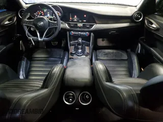2017 Alfa Romeo Giulia Ti z VIN ZARFAECN6H7543339, wystawiony jako Copart lot #47017935 z przebiegiem 97 435 mil mil oraz Szkody całkowita. Historia ofert i sprzedaży dostępna na DreamBid. Obrazek 8.