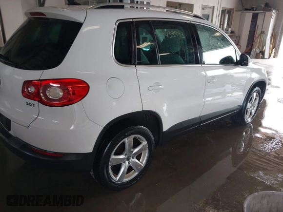 2010 Volkswagen Tiguan SEL with VIN WVGAV7AX6AW514729, listed as a IAAI auction lot 42433993 with 185,980 mi miles and . Bid and sale history available at DreamBid. Image 4.