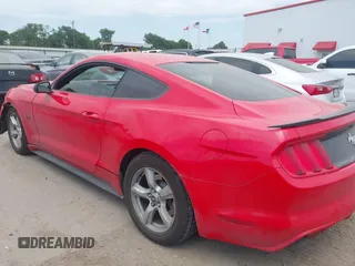 2015 Ford Mustang V6 z VIN 1FA6P8AM4F5375560, wystawiony jako IAAI lot #42033079 z przebiegiem 134 023 mil mil oraz . Historia ofert i sprzedaży dostępna na DreamBid. Obrazek 3.