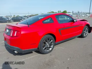 2011 Ford Mustang V6 z VIN 1ZVBP8AM3B5101427, wystawiony jako IAAI lot #42213912 z przebiegiem 146 591 mil mil oraz . Historia ofert i sprzedaży dostępna na DreamBid. Obrazek 4.