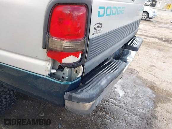 1998 Dodge 1500 z VIN 3B7HF13Y8WG131724, wystawiony jako IAAI lot #42214113 z przebiegiem 223 535 mil mil oraz . Historia ofert i sprzedaży dostępna na DreamBid. Obrazek 18.