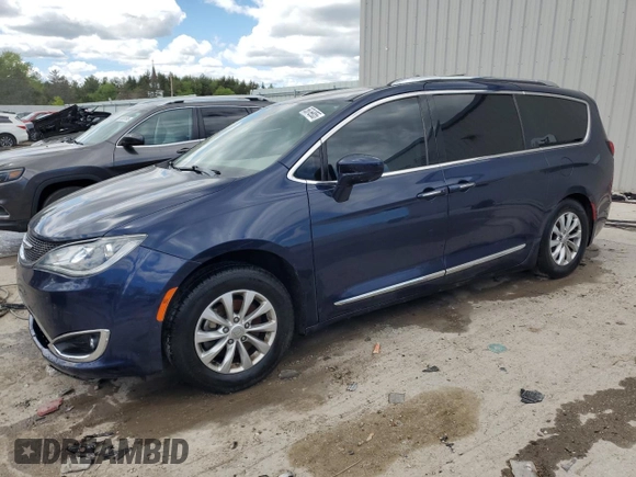 2018 Chrysler Pacifica Touring L z VIN 2C4RC1BG9JR170993, wystawiony jako Copart lot #56749955 z przebiegiem 205 310 mil mil oraz Nie do naprawy. Historia ofert i sprzedaży dostępna na DreamBid. Obrazek 1.