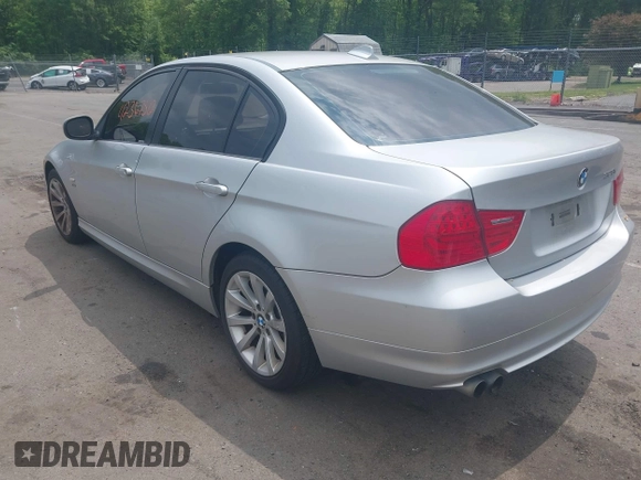 2011 BMW 3 Series 328i xDrive z VIN WBAPK5G5XBNN29191, wystawiony jako IAAI lot #42367812 z przebiegiem 155 821 mil mil oraz . Historia ofert i sprzedaży dostępna na DreamBid. Obrazek 3.
