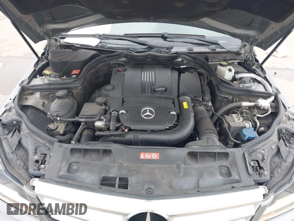 2013 Mercedes-Benz C 250 Sport z VIN WDDGF4HB4DA780472, wystawiony jako IAAI lot #41924590 z przebiegiem 109 118 mil mil oraz . Historia ofert i sprzedaży dostępna na DreamBid. Obrazek 10.