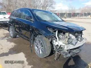 2018 Toyota Highlander SE z VIN 5TDJZRFH0JS533976, wystawiony jako IAAI lot #41820619 z przebiegiem 131 015 mil mil oraz . Historia ofert i sprzedaży dostępna na DreamBid. Obrazek 1.