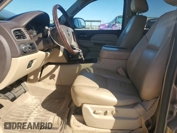 2014 GMC Yukon Denali z VIN 1GKS1EEF6ER229144, wystawiony jako Copart lot #85654154 z przebiegiem Nie podano mil oraz Szkoda całkowita • Salvage title. Historia ofert i sprzedaży dostępna na DreamBid. Obrazek 7.