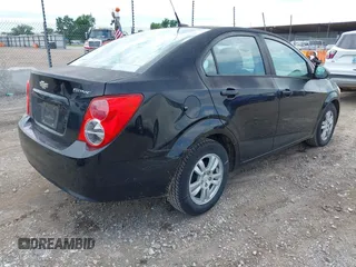2012 Chevrolet Sonic LS z VIN 1G1JA5SH8C4218047, wystawiony jako IAAI lot #42338548 z przebiegiem 97 348 mil mil oraz . Historia ofert i sprzedaży dostępna na DreamBid. Obrazek 4.