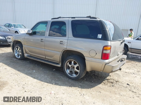 2002 GMC Yukon Denali z VIN 1GKEK63U52J202688, wystawiony jako IAAI lot #41778920 z przebiegiem 354 202 mil mil oraz . Historia ofert i sprzedaży dostępna na DreamBid. Obrazek 3.