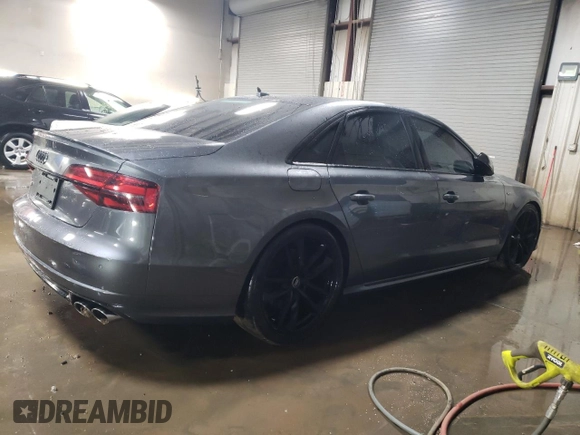 2017 Audi S8 z VIN WUAJ5AFD3HN900060, wystawiony jako Copart lot #42302065 z przebiegiem 79 782 mil mil oraz Szkoda całkowita • Salvage title. Historia ofert i sprzedaży dostępna na DreamBid. Obrazek 3.