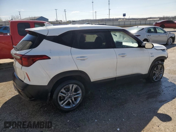 2021 Kia Seltos LX z VIN KNDEPCAA7M7082459, wystawiony jako Copart lot #50494035 z przebiegiem 63 409 mil mil oraz Szkoda całkowita • Salvage title. Historia ofert i sprzedaży dostępna na DreamBid. Obrazek 3.