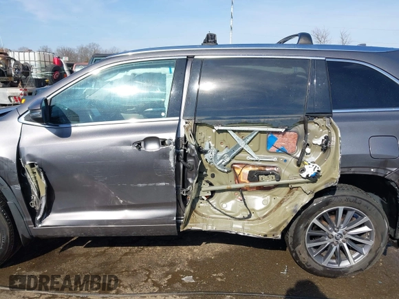 2018 Toyota Highlander SE z VIN 5TDJZRFH0JS549854, wystawiony jako IAAI lot #41771573 z przebiegiem 101 553 mil mil oraz . Historia ofert i sprzedaży dostępna na DreamBid. Obrazek 6.