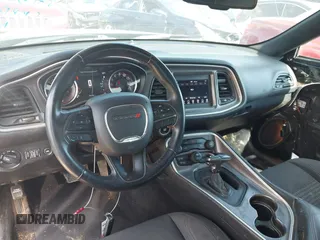 2019 Dodge Challenger SXT z VIN 2C3CDZAG5KH561606, wystawiony jako IAAI lot #41994950 z przebiegiem 97 615 mil mil oraz . Historia ofert i sprzedaży dostępna na DreamBid. Obrazek 22.