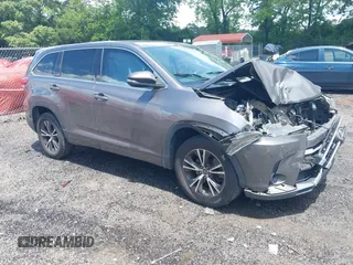 2017 Toyota Highlander LE z VIN 5TDZZRFH9HS220258, wystawiony jako IAAI lot #42244698 z przebiegiem 137 837 mil mil oraz . Historia ofert i sprzedaży dostępna na DreamBid. Obrazek 1.