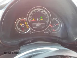 2019 Volkswagen Beetle S z VIN 3VWFD7AT9KM718059, wystawiony jako Copart lot #53284925 z przebiegiem 54 910 mil mil oraz Szkody całkowita. Historia ofert i sprzedaży dostępna na DreamBid. Obrazek 9.
