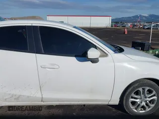 2016 Scion iA z VIN 3MYDLBZV2GY107457, wystawiony jako IAAI lot #38939578 z przebiegiem 99 928 mil mil oraz . Historia ofert i sprzedaży dostępna na DreamBid. Obrazek 13.