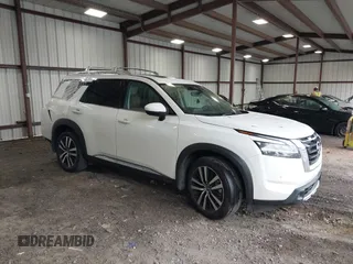 2024 Nissan Pathfinder Platinum z VIN 5N1DR3DK0RC269451, wystawiony jako IAAI lot #42244332 z przebiegiem 38 396 mil mil oraz . Historia ofert i sprzedaży dostępna na DreamBid. Obrazek 1.