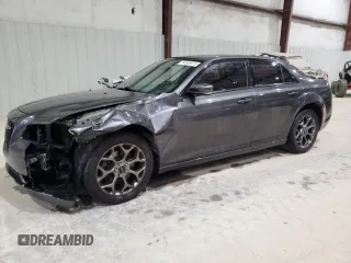 2015 Chrysler 300 S z VIN 2C3CCAGG0FH756966, wystawiony jako Copart lot #54548615 z przebiegiem 99 354 mil mil oraz Nie do naprawy. Historia ofert i sprzedaży dostępna na DreamBid. Obrazek 1.
