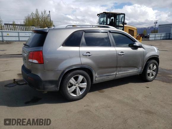 2013 Kia Sorento EX z VIN 5XYKUDA21DG411766, wystawiony jako Copart lot #55960765 z przebiegiem 159 584 mil mil oraz Szkoda całkowita • Salvage title. Historia ofert i sprzedaży dostępna na DreamBid. Obrazek 3.