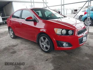2012 Chevrolet Sonic LTZ z VIN 1G1JE5SH2C4184143, wystawiony jako IAAI lot #41017395 z przebiegiem 124 283 mil mil oraz . Historia ofert i sprzedaży dostępna na DreamBid. Obrazek 1.