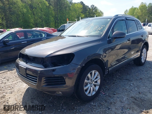 2012 Volkswagen Touareg Sport z VIN WVGEF9BPXCD011020, wystawiony jako IAAI lot #42000763 z przebiegiem 143 470 mil mil oraz . Historia ofert i sprzedaży dostępna na DreamBid. Obrazek 2.