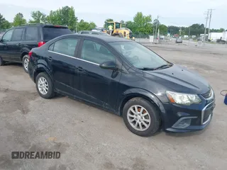 2017 Chevrolet Sonic LT z VIN 1G1JD5SH7H4101249, wystawiony jako IAAI lot #42250640 z przebiegiem 137 086 mil mil oraz . Historia ofert i sprzedaży dostępna na DreamBid. Obrazek 1.