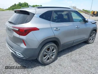 2022 Kia Seltos S z VIN KNDEU2AA3N7315127, wystawiony jako IAAI lot #41326829 z przebiegiem 98 268 mil mil oraz . Historia ofert i sprzedaży dostępna na DreamBid. Obrazek 4.