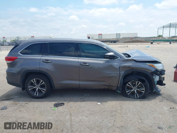 2018 Toyota Highlander LE z VIN 5TDZARFH1JS038079, wystawiony jako IAAI lot #42369968 z przebiegiem 83 706 mil mil oraz . Historia ofert i sprzedaży dostępna na DreamBid. Obrazek 12.