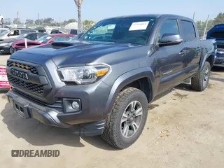 2017 Toyota Tacoma SR5 z VIN 3TMAZ5CN2HM047103, wystawiony jako IAAI lot #42344844 z przebiegiem 88 090 mil mil oraz . Historia ofert i sprzedaży dostępna na DreamBid. Obrazek 2.