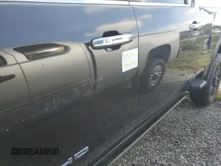 2023 GMC Sierra 3500HD Denali z VIN 1GT49WEY9PF135123, wystawiony jako Copart lot #74175484 z przebiegiem Nie podano mil oraz Nie do naprawy • Non repairable. Historia ofert i sprzedaży dostępna na DreamBid. Obrazek 12.