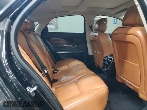 2016 Jaguar XJ R-Sport z VIN SAJWJ1CD0G8V98860, wystawiony jako Copart lot #79899934 z przebiegiem 72 410 mil mil oraz Czysty tytuł • Clean title. Historia ofert i sprzedaży dostępna na DreamBid. Obrazek 10.