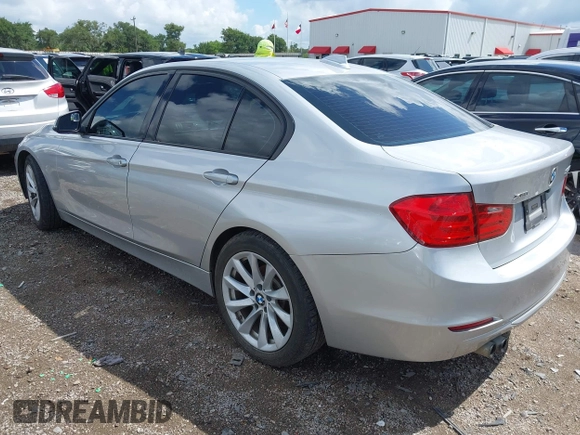 2013 BMW 3 Series 328i xDrive z VIN WBA3B3C55DF541335, wystawiony jako IAAI lot #42606280 z przebiegiem 102 339 mil mil oraz . Historia ofert i sprzedaży dostępna na DreamBid. Obrazek 3.