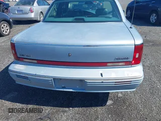 1995 Oldsmobile 98 Regency Elite Series I - 1SB z VIN 1G3CX52K7S4315636, wystawiony jako IAAI lot #42377553 z przebiegiem 127 315 mil mil oraz . Historia ofert i sprzedaży dostępna na DreamBid. Obrazek 6.