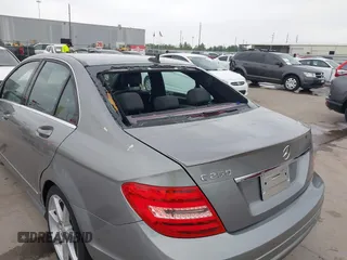 2013 Mercedes-Benz C 250 Sport z VIN WDDGF4HB4DA780472, wystawiony jako IAAI lot #41924590 z przebiegiem 109 118 mil mil oraz . Historia ofert i sprzedaży dostępna na DreamBid. Obrazek 6.