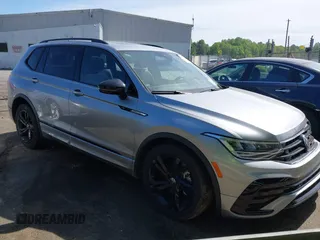 2024 Volkswagen Tiguan SE R-Line Black z VIN 3VV8B7AX3RM108710, wystawiony jako IAAI lot #42032777 z przebiegiem 17 337 mil mil oraz . Historia ofert i sprzedaży dostępna na DreamBid. Obrazek 1.
