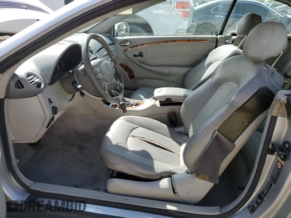 2004 Mercedes-Benz CLK 320 z VIN WDBTK65G24T032144, wystawiony jako Copart lot #48421025 z przebiegiem 157 180 mil mil oraz Szkody całkowita. Historia ofert i sprzedaży dostępna na DreamBid. Obrazek 7.