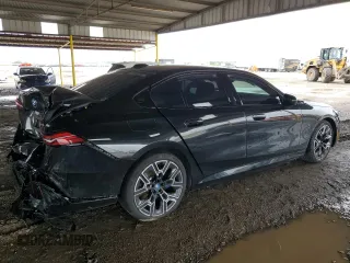 2024 BMW i5 eDrive40 z VIN WBY33FK01RCP20132, wystawiony jako Copart lot #64905364 z przebiegiem 10 638 mil mil oraz Szkody całkowita. Historia ofert i sprzedaży dostępna na DreamBid. Obrazek 3.