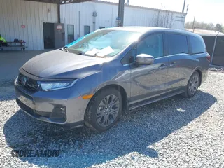 2025 Honda Odyssey Touring z VIN 5FNRL6H84SB028769, wystawiony jako IAAI lot #41856080 z przebiegiem Nie podano mil oraz . Historia ofert i sprzedaży dostępna na DreamBid. Obrazek 2.