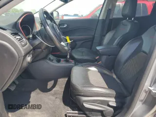 2019 Jeep Compass Trailhawk z VIN 3C4NJDDB3KT739939, wystawiony jako Copart lot #56695985 z przebiegiem 99 941 mil mil oraz Szkoda całkowita • Salvage title. Historia ofert i sprzedaży dostępna na DreamBid. Obrazek 7.