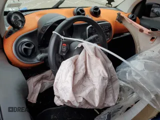 2019 Smart fortwo Pure z VIN WMEFJ9BA3KK410320, wystawiony jako Copart lot #82931664 z przebiegiem Nie podano mil oraz Szkody całkowita. Historia ofert i sprzedaży dostępna na DreamBid. Obrazek 8.