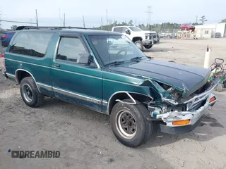 1991 Chevrolet Blazer z VIN 1GNCS18Z5M8117006, wystawiony jako IAAI lot #41711797 z przebiegiem 112 661 mil mil oraz . Historia ofert i sprzedaży dostępna na DreamBid. Obrazek 1.